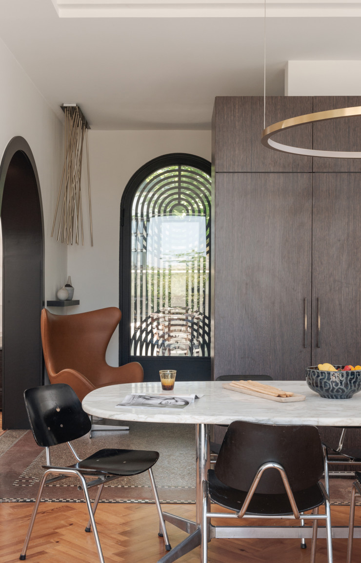 Dans cette maison biarrote rénovée par Delphine Carrère, la cuisine se fait pièce de vie. Les colonnes proches de la porte d’entrée dessinée par l’architecte s’habillent de chêne (Oberflex).