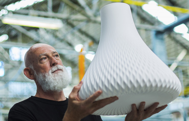 Ross Lovegrove avec sa lampe Earth to humanity (Vista Alegre).