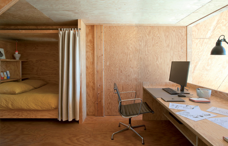 Dans l’une des chambres, Ionna Vautrin a aménagé son bureau. Depuis l’Aluminium Chair, signée Charles et Ray Eames (Vitra), elle peut profiter de la vue sur son salon et, au-delà, sur le champ.