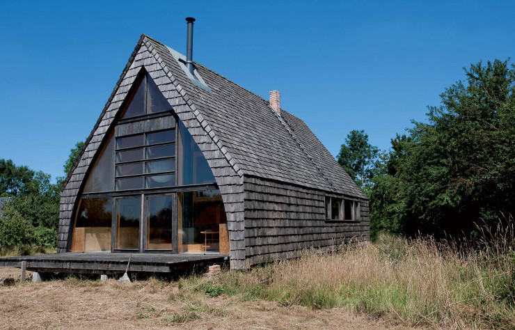Entre chapelle et grange, la maison est un espace surdimensionné de 180 m2 sur trois niveaux entièrement recouverts de panneaux de contreplaqué de pin. Les pièces sont des boîtes. La structure est isolée du sol par des pilotis et du froid comme du chaud par de la laine de roche. Pour éviter de s’éclairer à la bougie, la designer a raccordé la maison au réseau électrique avant d’ajouter un deuxième poêle. Les prochains dossiers : le jardin et l’atelier de céramique.