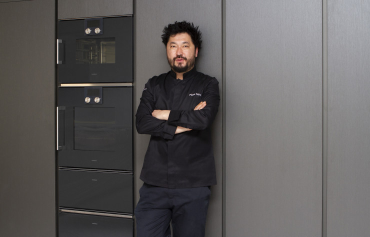 Le chef Pierre Sang et ses nouveaux « commis » de cuisine : les four et combi-vapeur Gaggenau.