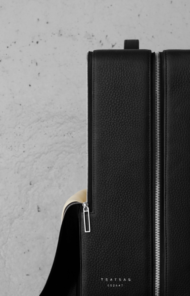 La double fermeture de la valise SUIT-CASE.