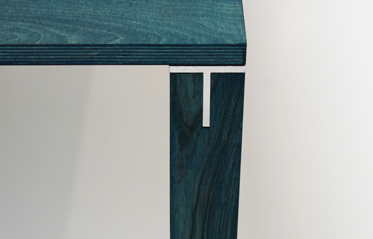Détail d’assemblage de la table, profilé en T conçue pour l’exposition « Réinventer la Seine » au Pavillon de l’Arsenal (2017).