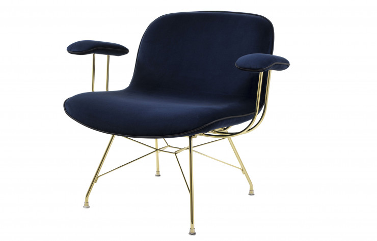 5/ Chauffeuse Troy. Structure en acier chromé ou verni, recouverte de tissu Azimut (Glamour) et Divina MD (Kvadrat) bleu nuit, design Marcel Wanders, 1 548 €. Magis sur Madeindesign.com