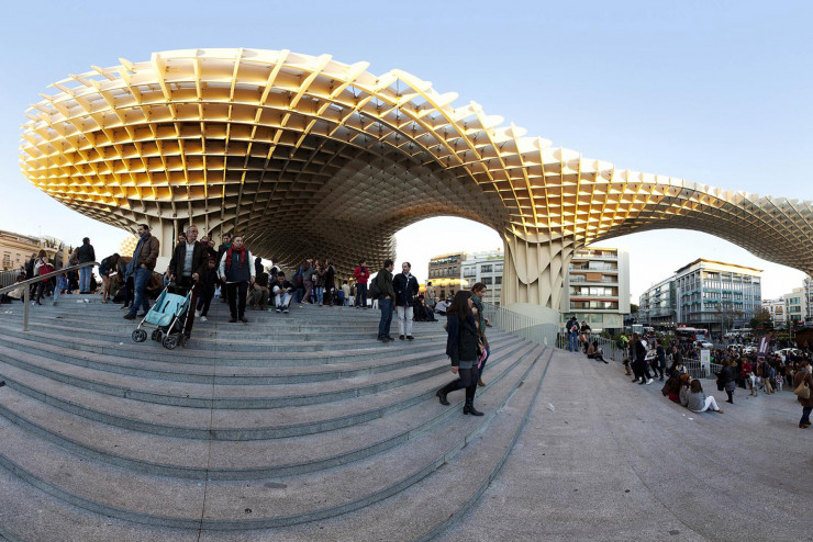 Un immense édifice en bois qui détonne… et en prenant l’ascenseur : une terrasse panoramique !