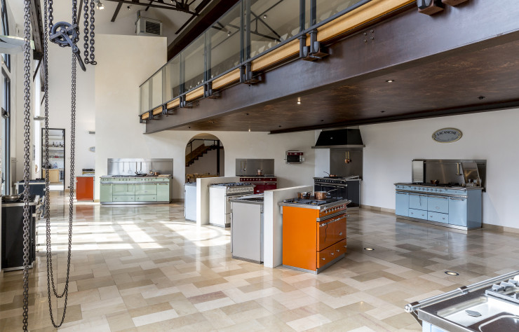 Dans son showroom en Bourgogne, la maison Lacanche présente un choix de pianos gastronomiques portant le nom d’un village ou d’un grand cru: Cluny, Chagny, Saulieu… Tout est assemblé à la main et fabriqué en France sur mesure (Lacanche).
