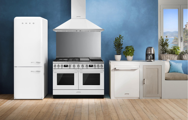 Le centre de cuisson Portofino est proposé par Smeg en cinq coloris avec une hotte coordonnée, deux fours et des modes de cuisson à induction, à gaz et teppanyaki (Smeg).