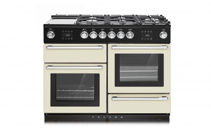 Le piano Nexus Steam met à disposition un four à vapeur, 11 modes de cuisson, un gril séparé et une table de cuisson avec cinq brûleurs à gaz (Falcon).