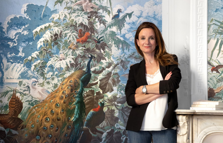 Vanessa Hahusseau, fondatrice du Grand Siècle, pose devant l’un de ses best-sellers, Le Brésil (1862).
