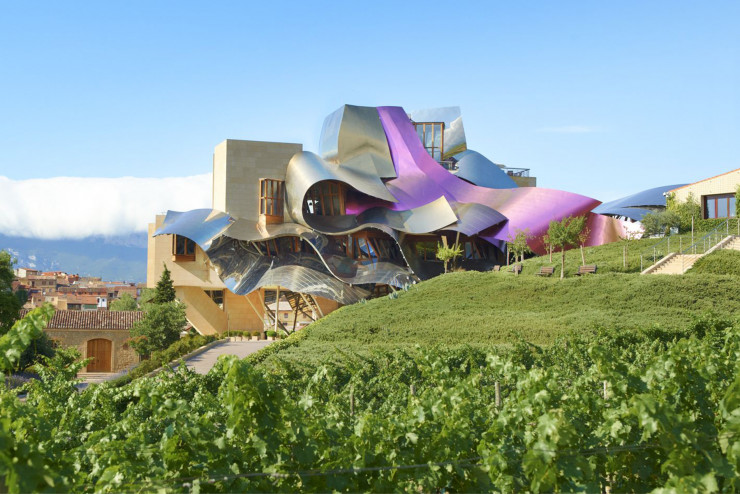 A deux pas des vignes, un bâtiment ultra moderne se hisse.