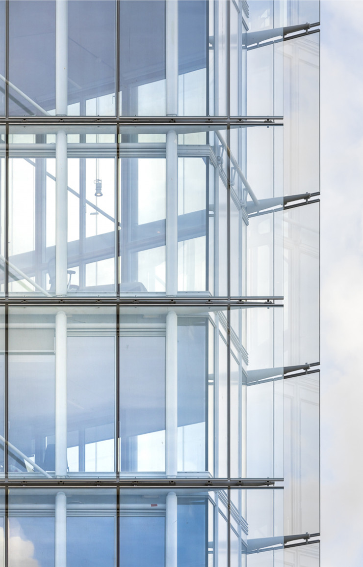 Le travail du verre et les jeux de transparence par Renzo Piano.