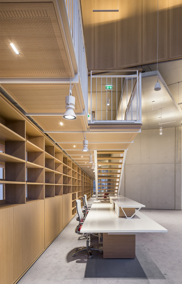 La bibliothèque se déploie sur deux étages.