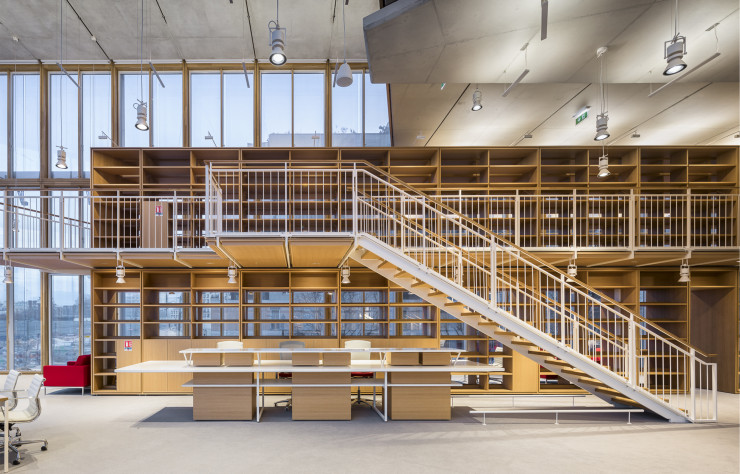 Connectée, avec 60 postes de travail, elle permet aux avocats une consultation sur place et en ligne. Un mobilier spécifique a été créé par la société Unifor, un partenariat ancien entre l’éditeur et l’architecte.