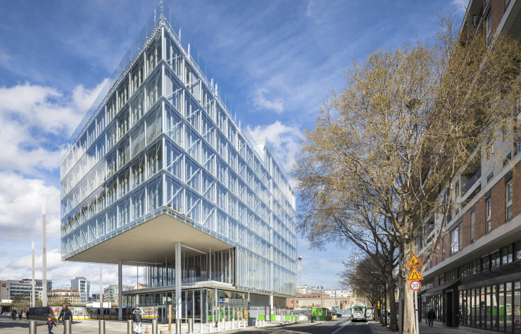 L’agence Renzo Piano Building Workshop a conçu deux projets d’architecture pour deux institutions parisiennes au service de la Justice : le nouveau tribunal de Paris (à droite) – qui réunit tribunal d’instance et tribunal de grande instance – et la Maison de l’ordre des avocats toute en transparence. Les deux bâtiments se répondent dans une même transparence, avec un air de famille, qui projette ses reflets célestes sur le quartier Clichy-Batignolles.