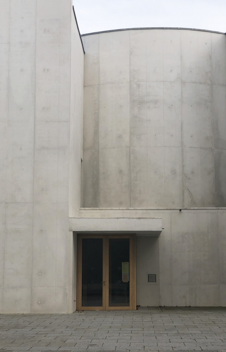 Une façade géométrique à plusieurs renfoncements.