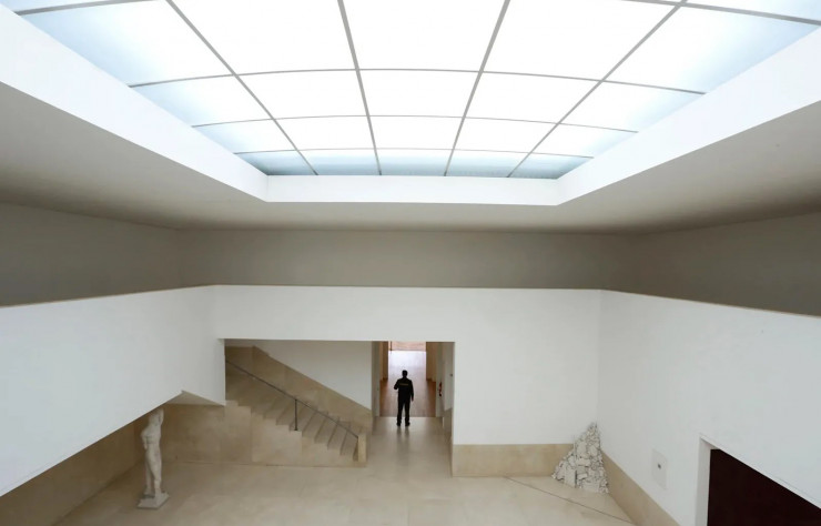 Le travail de la lumière naturelle chez Siza met en valeur les oeuvres exposées dans le musée.