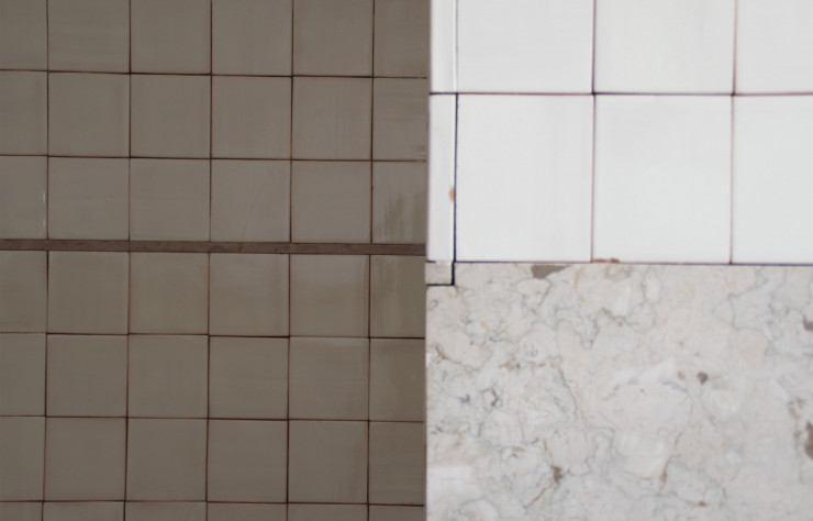Le travail du carrelage en joints creux.