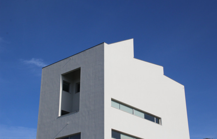 Façade principale de l’École d’architecture de Porto.