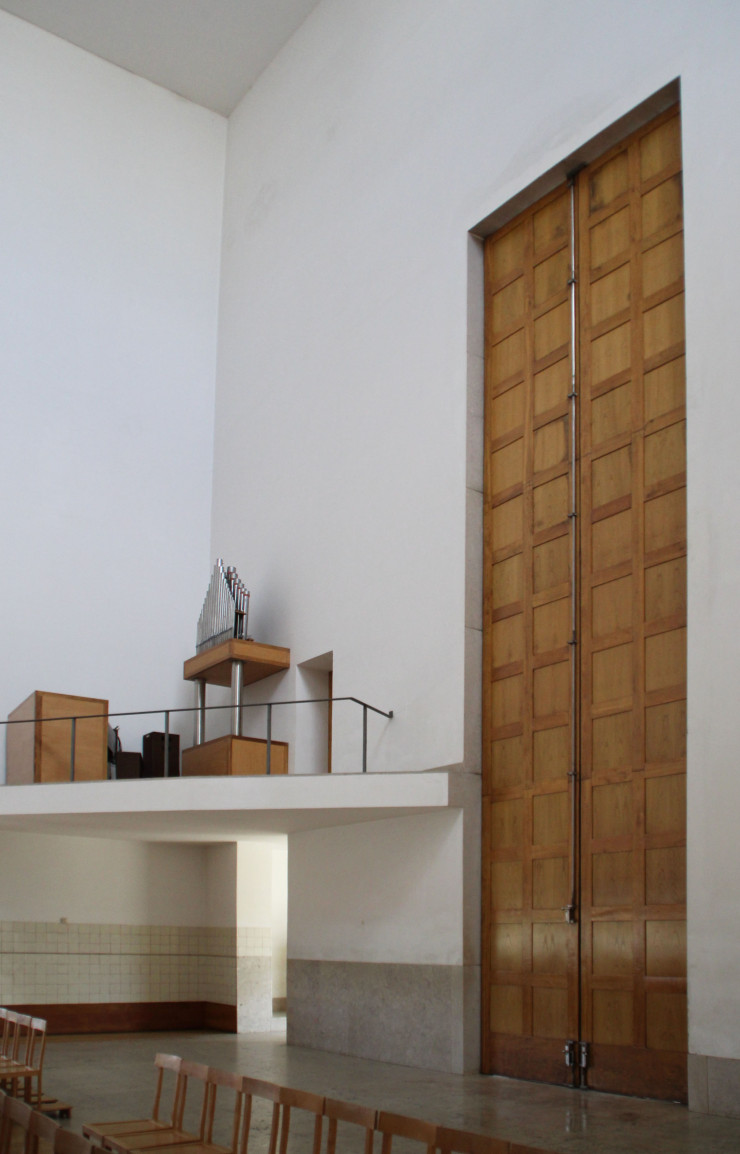 La porte d’entrée XXL de l’église.