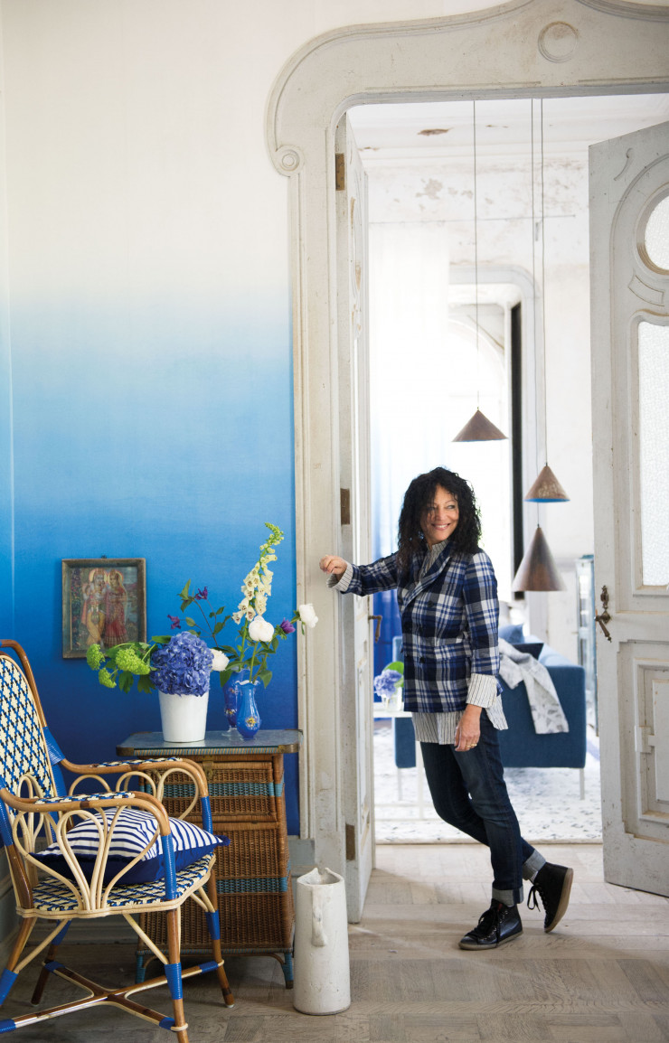 Tricia Guild a commencé dans une boutique à Chelsea en 1970. Depuis, l’entreprise qu’elle dirige avec son frère Simon Jeff Reys surfe sur le succès grâce à des collections (papiers peints, tissus, tapis…) qu’elle édite souvent avec des collaborateurs renommés.