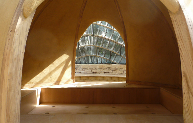 Au domaine Trapet, à Gevrey-Chambertin. Chambre d’hôtes en pierre, en terre et en verre qui s’installe dans un espace discret du jardin, à l’ombre des arbres. Ses tuiles de verre s’ouvrent suivant la température extérieure.