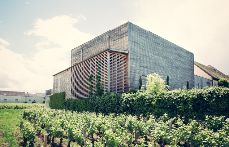La cave et le lieu de stockage, en bois et en paille, du domaine Anne Gros, à Vosne-Romanée.