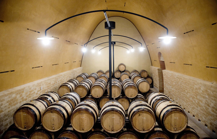 Au domaine Leflaive, à PulignyMontrachet, près de Beaune, en Bourgogne, AZCA a implanté une cave hors-sol, passive et sans climatisation, en forme d’œuf. Sa structure en bois (sans colle), paille (sans pesticides) et terre, permet au vin d’être élevé dans les meilleures conditions thermiques.