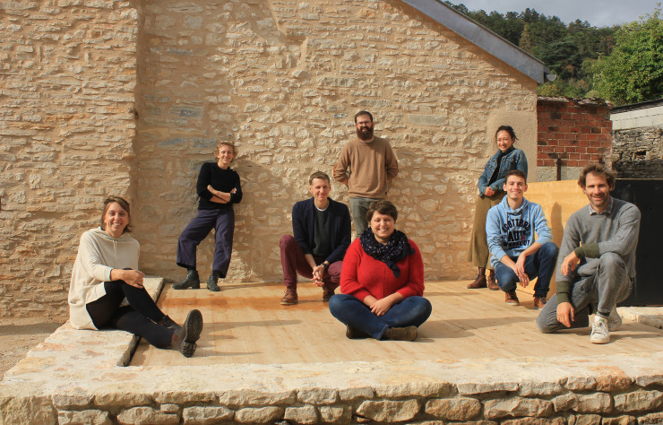 L’équipe d’Atelier Zéro Carbone, de gauche à droite : au 1er rang, Charlotte Jacques Leflaive, Pauline Peillon et Emmanuel Dupont ; au 2e rang, Benjamin Guinot et Philémon Queudet ; au 3e rang, Marine Jacques Leflaive, Gwenolé Becel et Fabienne Garti.
