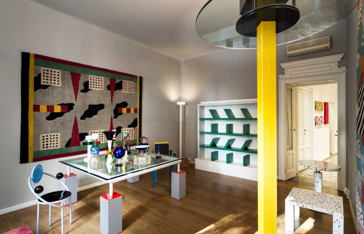 Les pièces Memphis exposées dans le showroom milanais de la galerie Post Design.