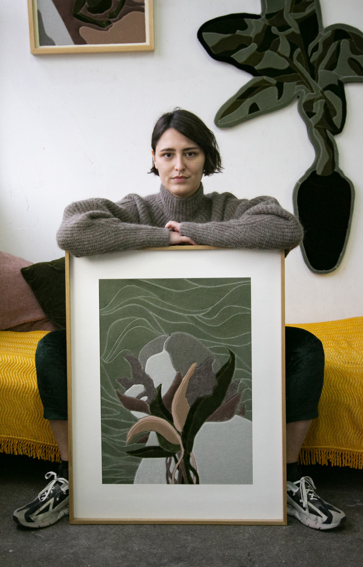 Pauline Furman entourée de compositions récentes.