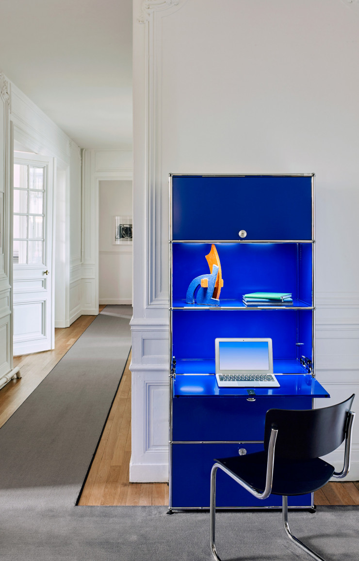 Le système USM permet par exemple d’assembler un secrétaire dans les tons bleu Klein.