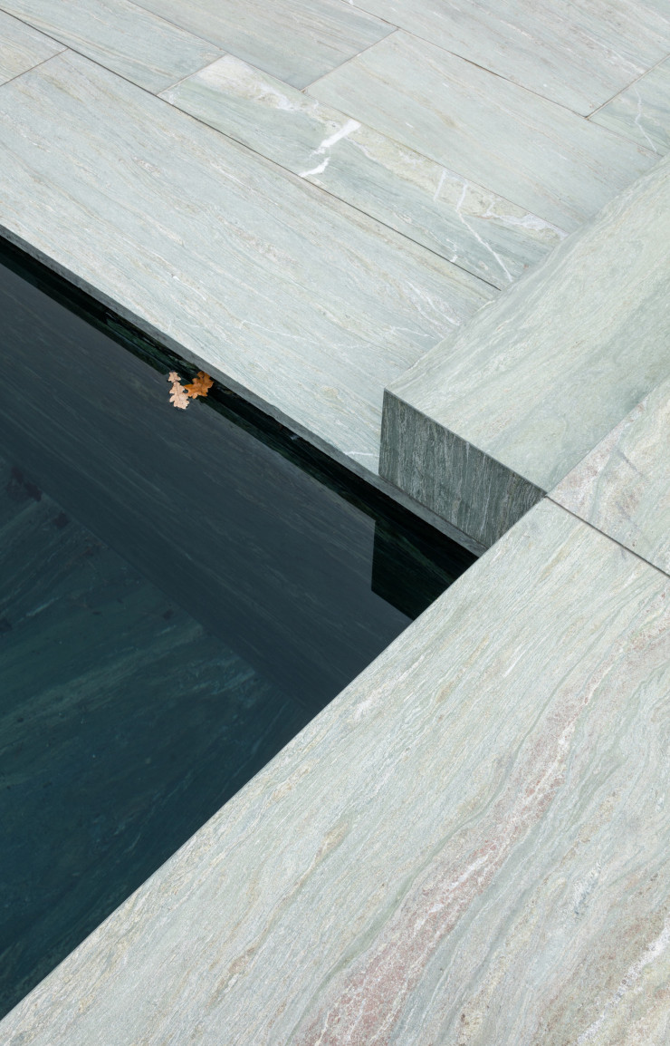 Le marbre en extérieur, piscine signée Van Den Weghe.