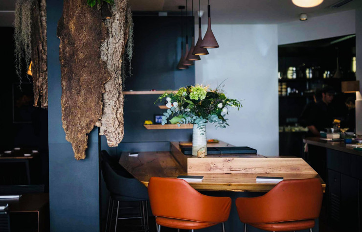 La douceur du restaurant AM par Alexandre Mazzia contraste avec la puissance de ses assiettes.