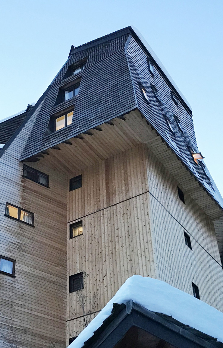 Niché à 1 800 mètres d’altitude, dans l’un des plus anciens immeubles de la station, cet appartement entièrement rénové par Amélie Vermersch est encerclé par les montagnes.