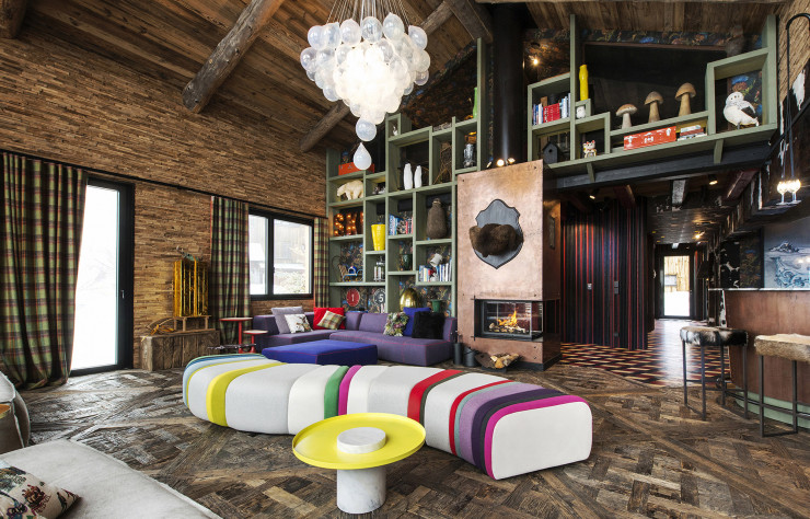 Le salon ne manque pas d’atouts décoratifs. Au premier plan : table basse en marbre et métal Salute (La Chance).