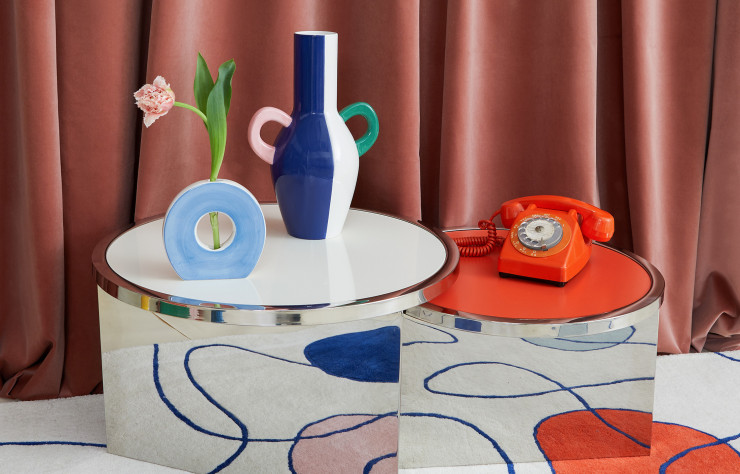 En réflexion dans le miroir qui habille ces tables basses, le tapis inspiré par Calder.