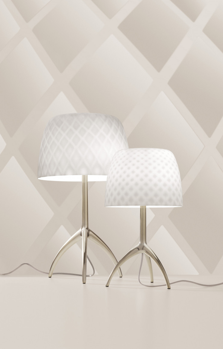 La lampe Lumiere Pastilles est soufflée à l’intérieur d’un moule à losanges, ce qui lui donne ses facettes et son relief jacquard.