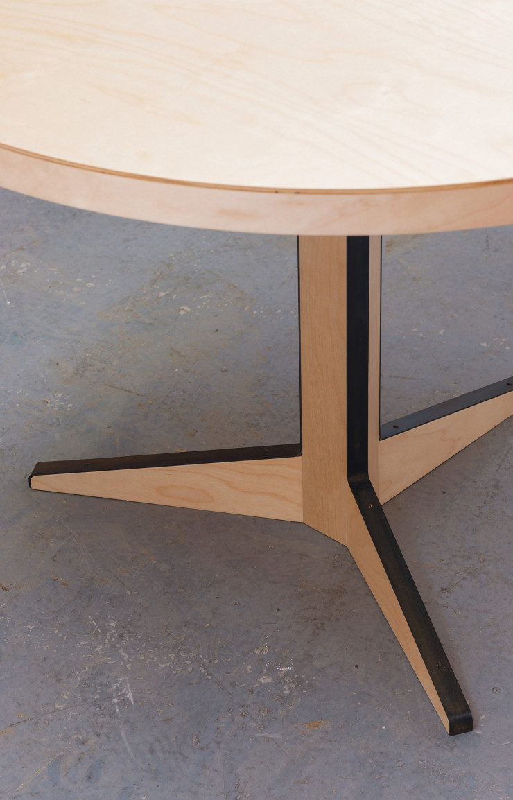 Le piètement de la One Leg Table, d’une élégance totale.