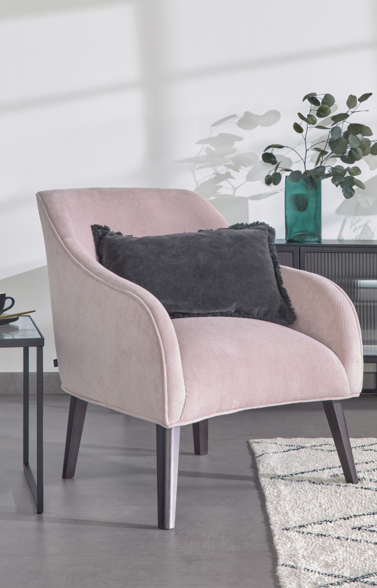 Le fauteuil Boblu en velour rose.