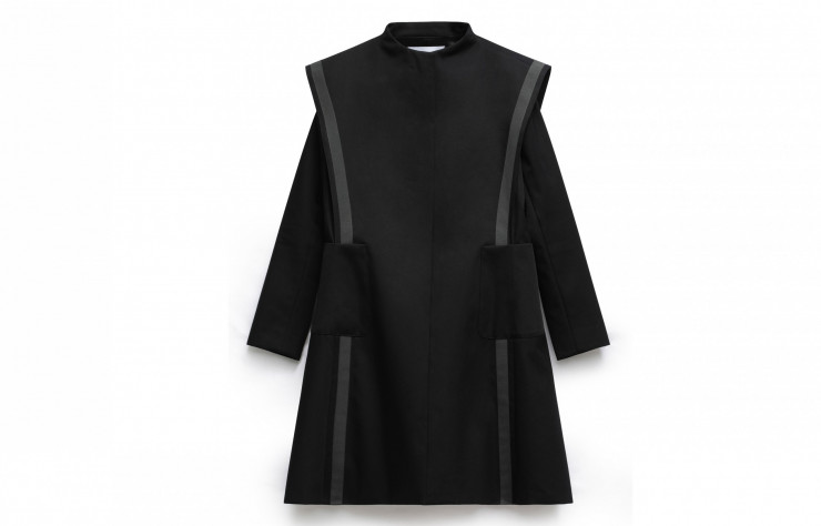 Le manteau Palo créé par Sebastian Herkner, lui aussi structuré autour de deux ganses en contraste.
