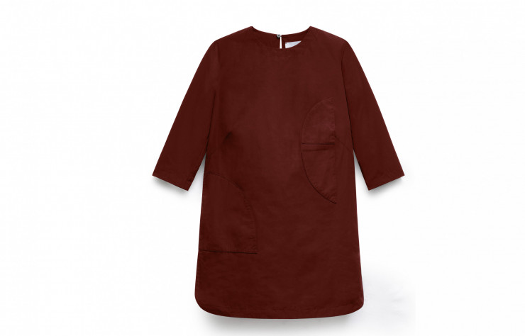 La petite robe noire de Nendo existe aussi en rouille, parée de poches inspirées du plateau de la table Creek.
