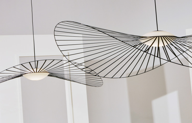 La nouvelle Vertigo Nova, toujours signée Constance Guisset, se décline en suspension, applique et lampadaire et ajoute un élément en verre soufflé qui contient l’éclairage (suspension à partir de 1 190 €, Petite Friture).