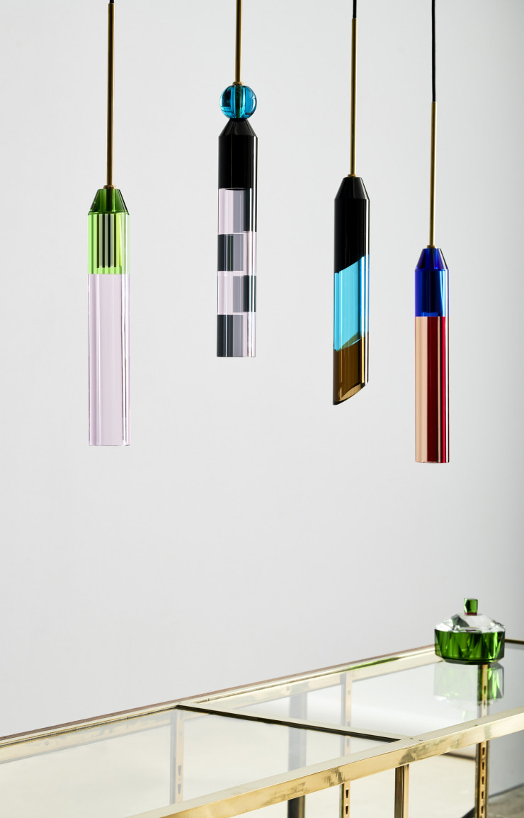 La collection « Carnival » valorise l’art du cristal, en collaboration avec Design By Us. Elle se décline en suspensions et en lampes de table (658 € la suspension, Reflections Copenhagen).