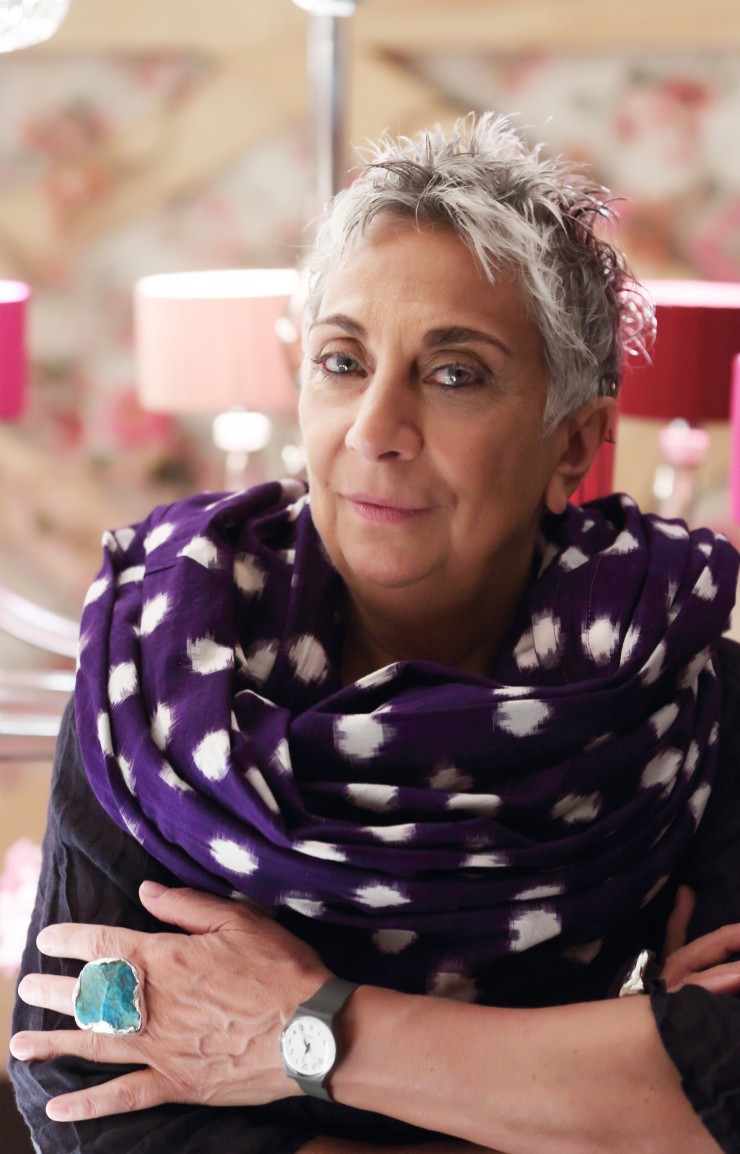 Une fois quitté son Turin natal, l’architecte et designer Paola Navone a été un temps itinérante. Sédentarisée depuis vingt ans à Milan, après autant de temps passé à Hongkong, elle habite l’espace à sa façon, s’interrogeant sur la manière de l’investir à l’avenir.