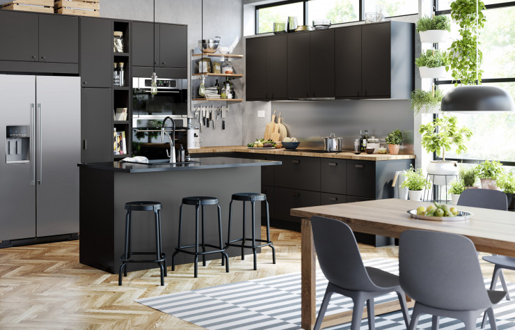 Les façades des éléments de cuisine Kungsbacka (IKEA) sont en bois et polyéthylène recyclés.