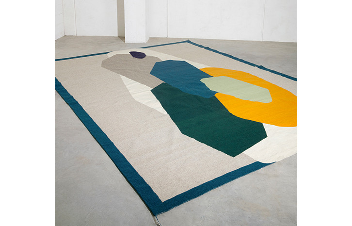 Au départ, le tapis Rock Paper Scissors d’Emma Boomkamp pour La Manufacture Paris, fabriqué au Mexique.