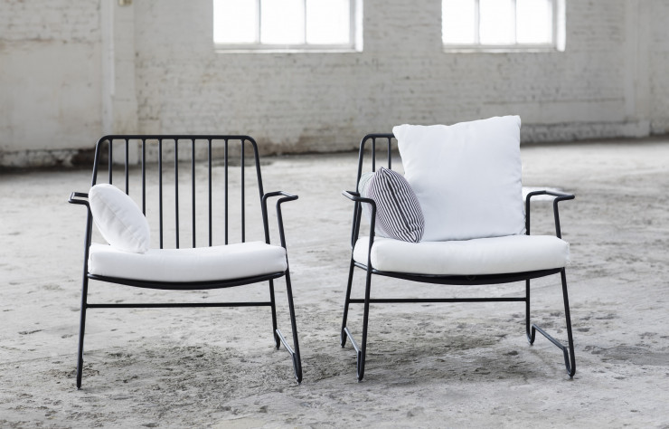 « Fish & Fish », la collection de fauteuils et de tables d’appoint conçue par Paola Navone pour l’éditeur anversois Serax, comprend également un savoureux service de table.