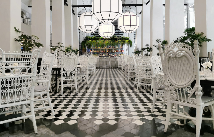 La salle du Dempsey Cookhouse & Bar, à Singapour, et son atmosphère de serre élégante par Paola Navone.