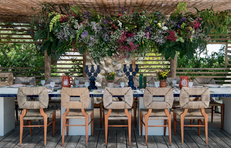 Sous la pergola fleurie de la longère de Christian Louboutin.