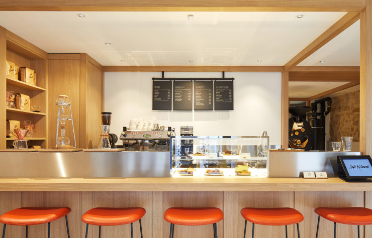 Le comptoir du nouveau Café Kitsuné Vertbois.